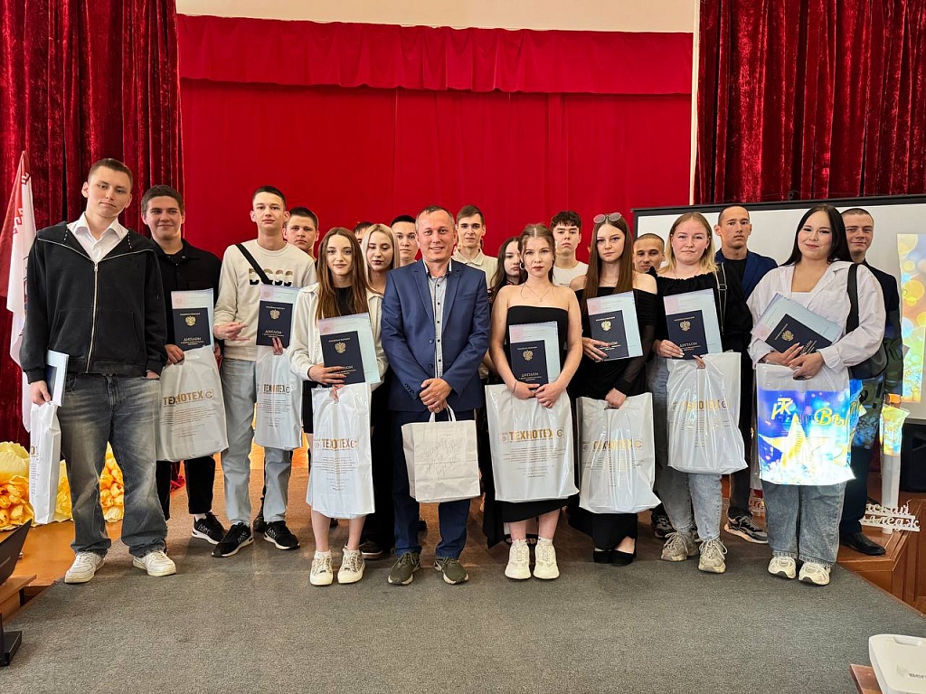Старт в профессию: «Технотех» вручил подарки выпускникам двух колледжей республики